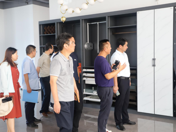 谷里街道領導赴美誠鋁業(yè)調研新產業(yè)發(fā)展情況